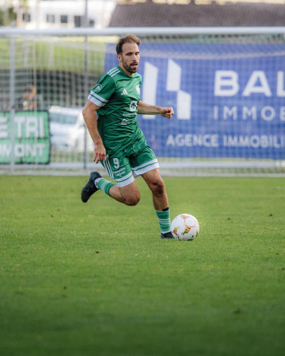 Joueur du CSR frappant le ballon